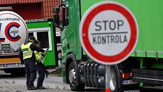 "التشيك" تعتقل 16 مهاجرا سوريا...