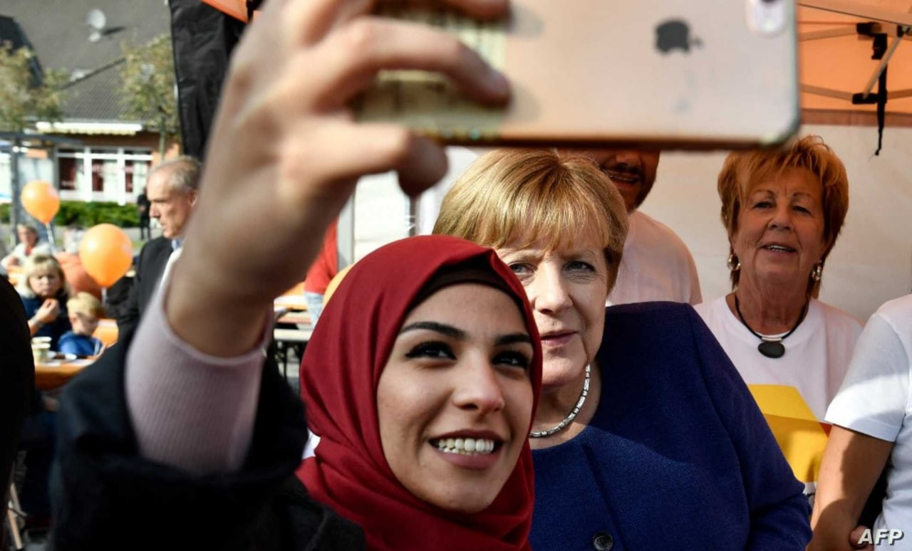 "ميركل" تفوز بجائزة الأمم المت...