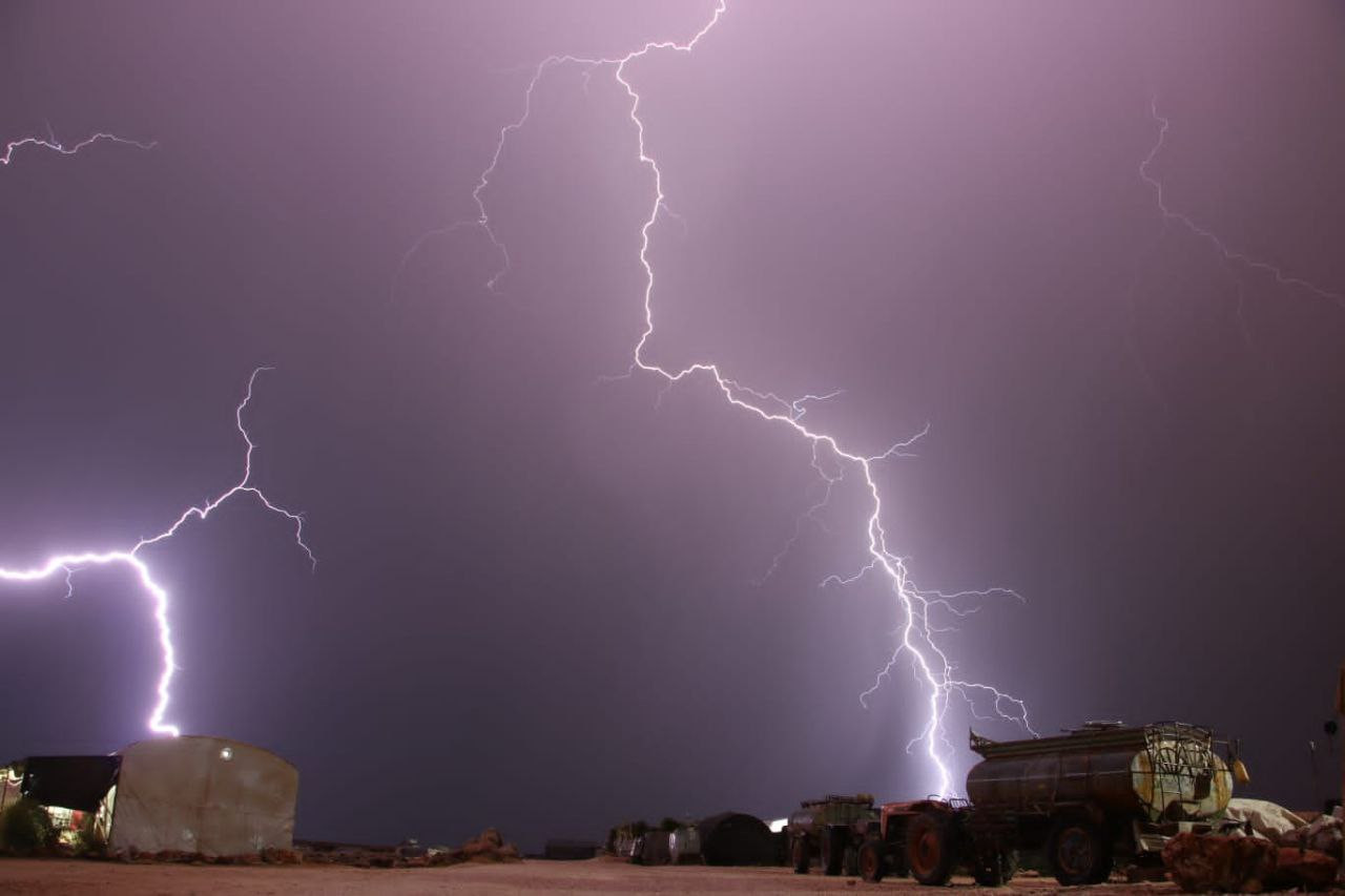 عاصفة مطرية تضرب مخيمات إدلب و...