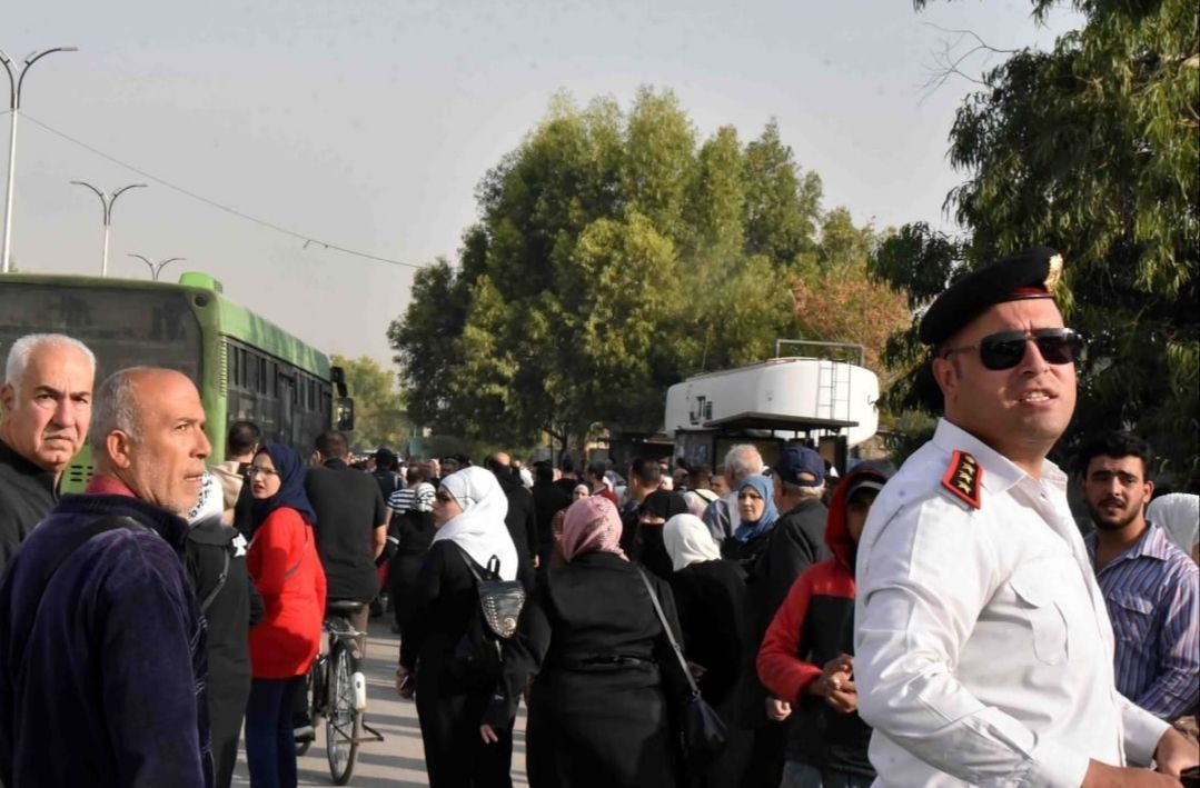 بالصور.. أزمة مواصلات خانقة في...