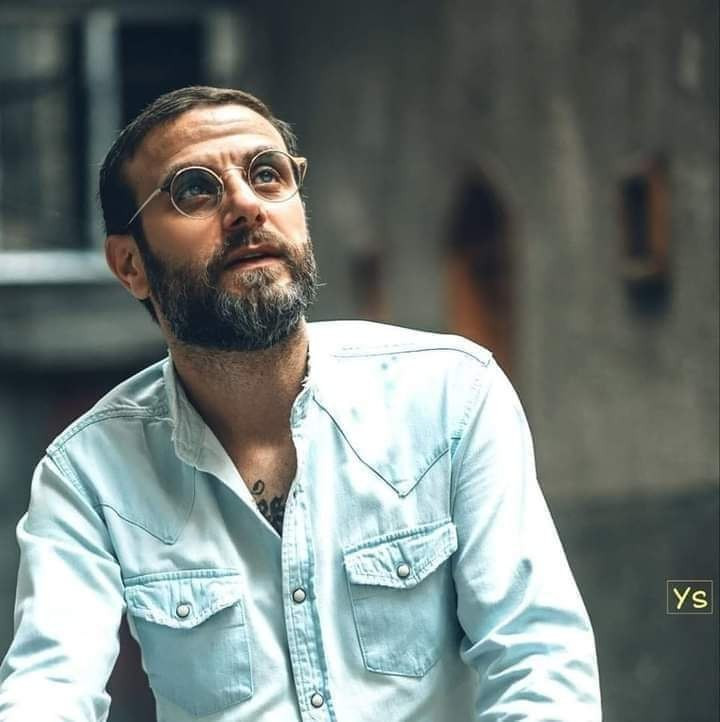 بدا متلعثما بكلامه.. ظهور مقلق...