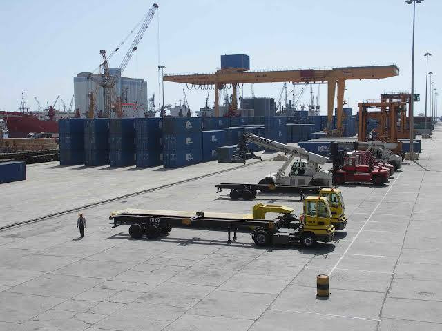 قطار يقتـ.ـل عاملا داخل مرفأ ط...