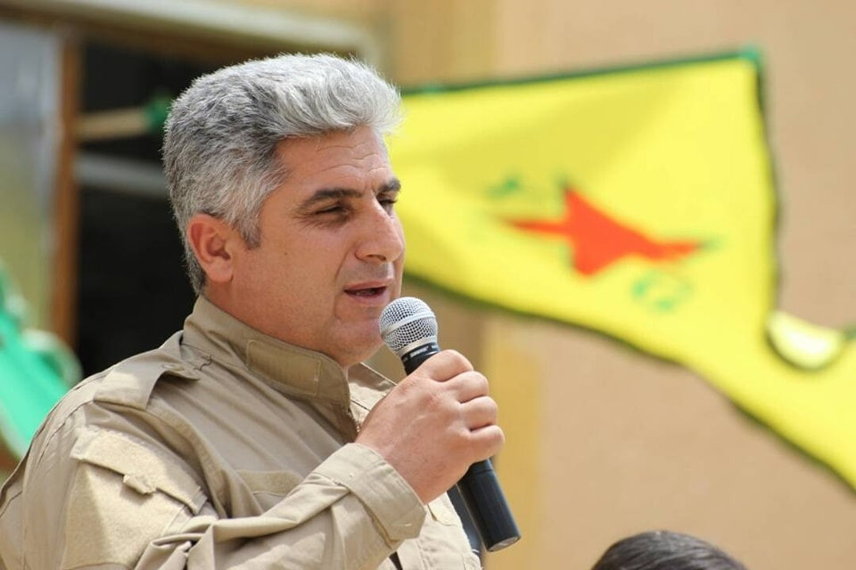 إصابة قيادي في "قسد" بقصف مسير...