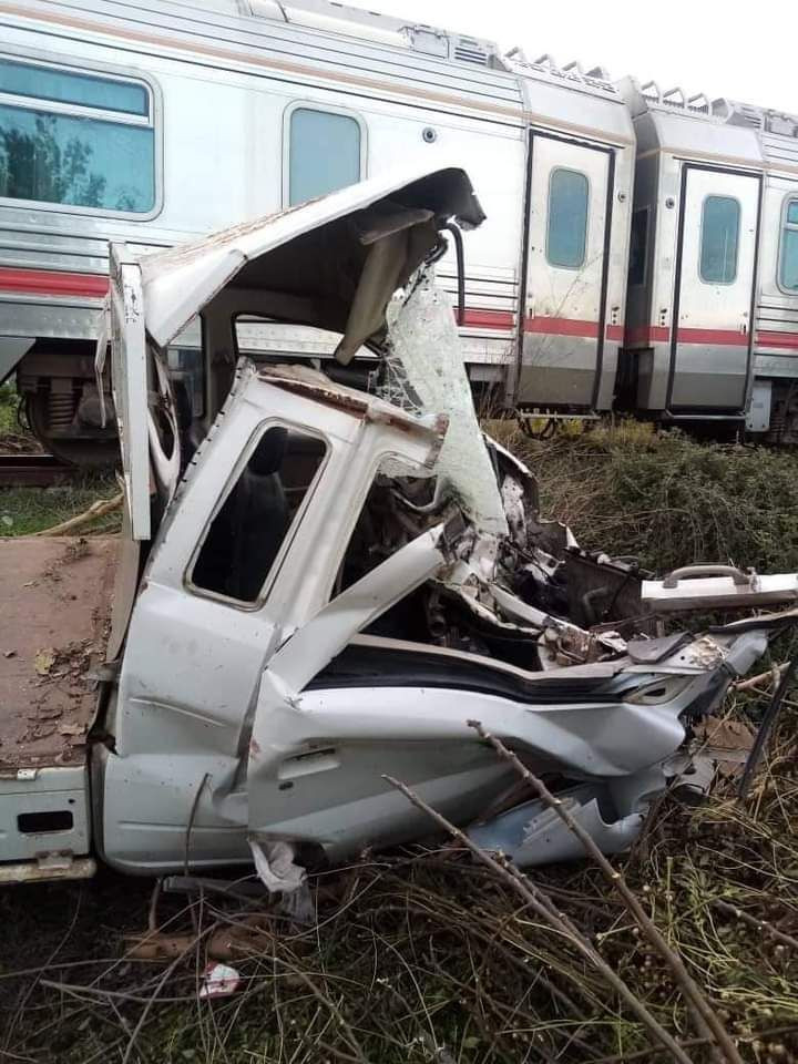 قطار يصدم سيارة ويتسبب بإصابة...