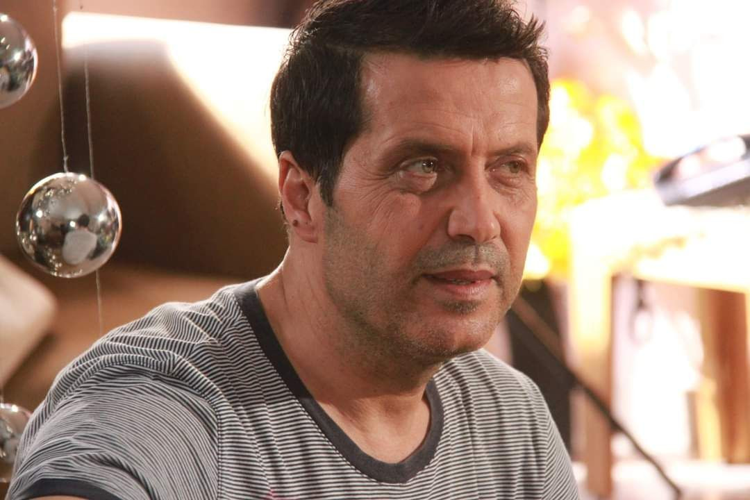 بالفيديو.. ممثل موالٍ يترجى "ا...