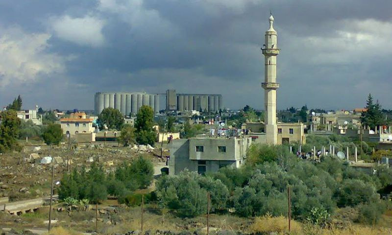 مسلحون يضربون شابا شرق درعا وي...