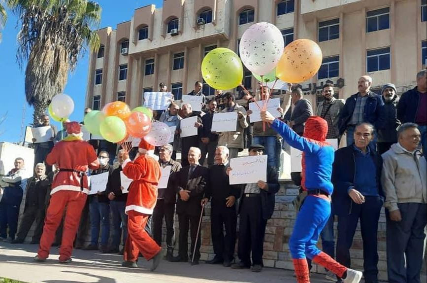 يرتدون زي "بابانويل" و"سبايدر...