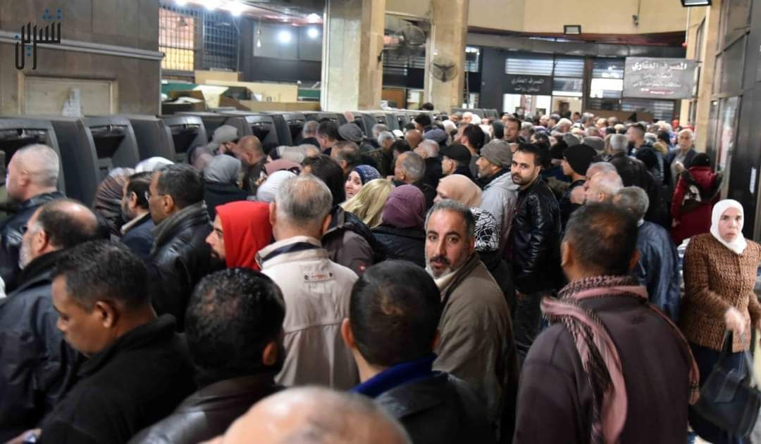 بالصور.. ازدحام أمام الصرّافات...