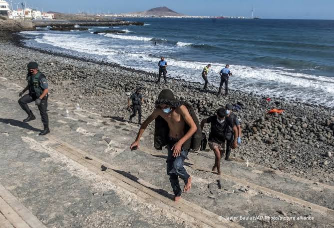 بينهم سوريون.. 20 شخصا يصلون م...