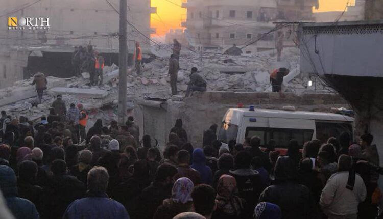 وفاة شاب وعالقون بين الأنقاض.....