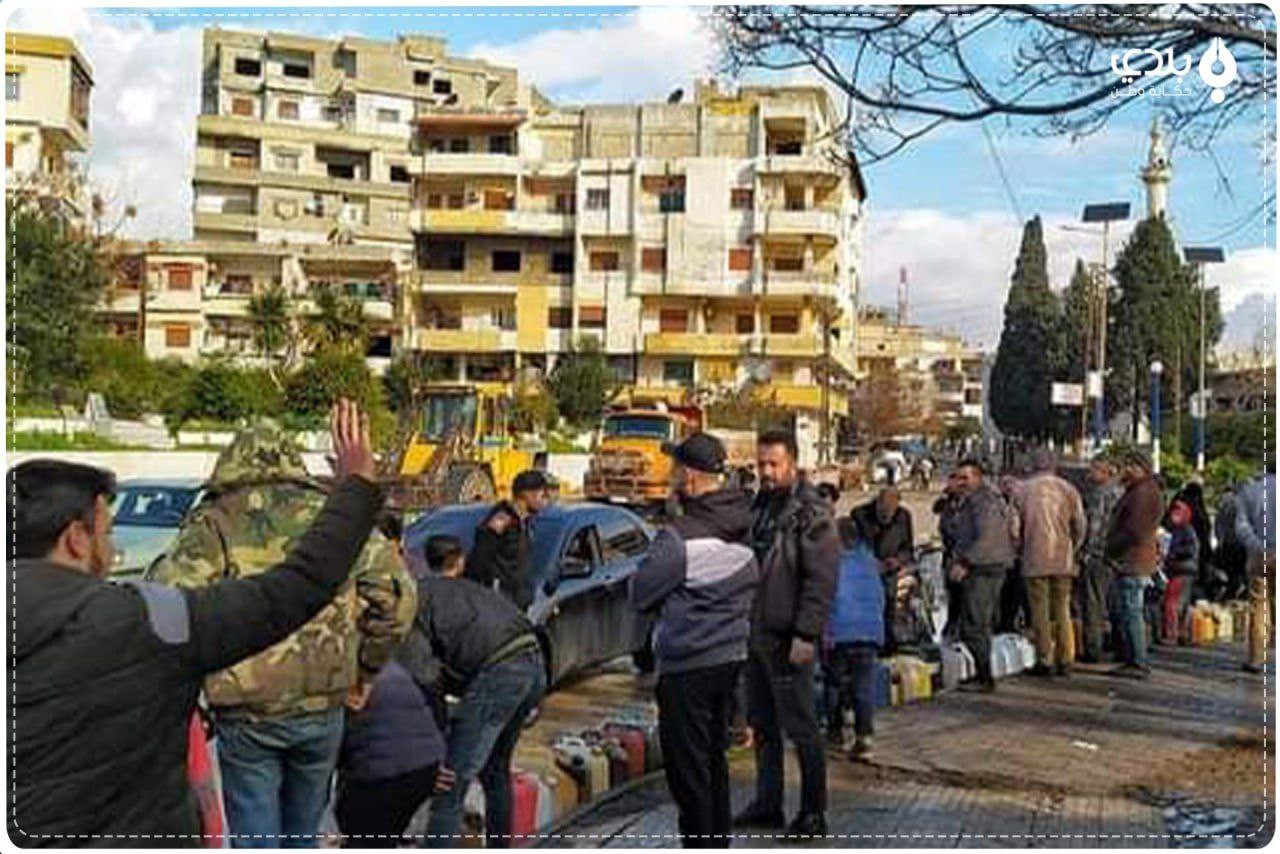 بالصور.. طوابير في جبلة للحصول...