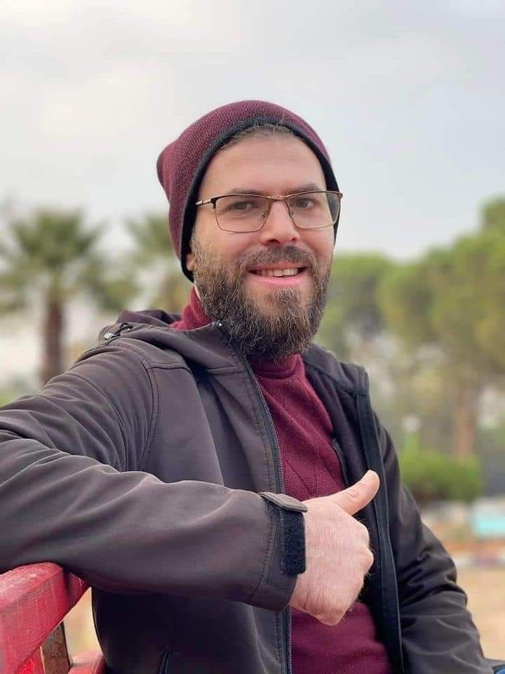 وفاة الناشط الإعلامي "يمان خطيب" مع عائلته في تركيا إثر الزلزال