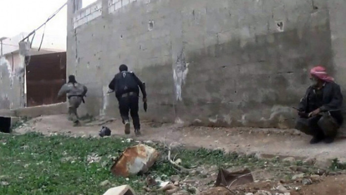 شهيدة وجرحى باقتتال الفصائل في...