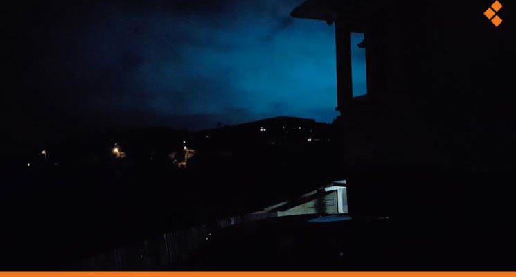 ما حقيقة الضوء الأزرق الذي ظهر قبل الزلزال؟