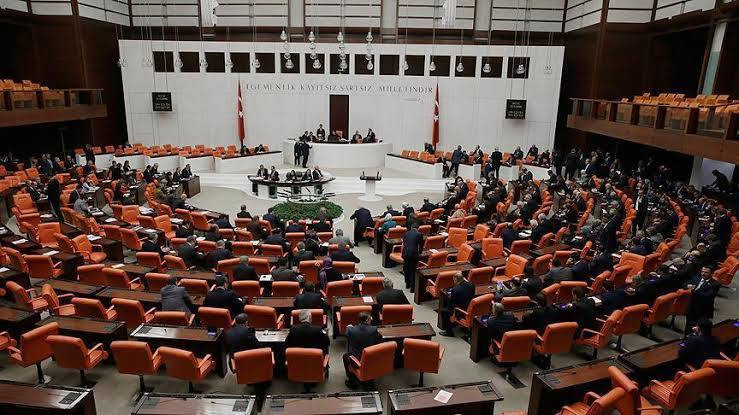 نواب التحالف الحاكم في تركيا ي...