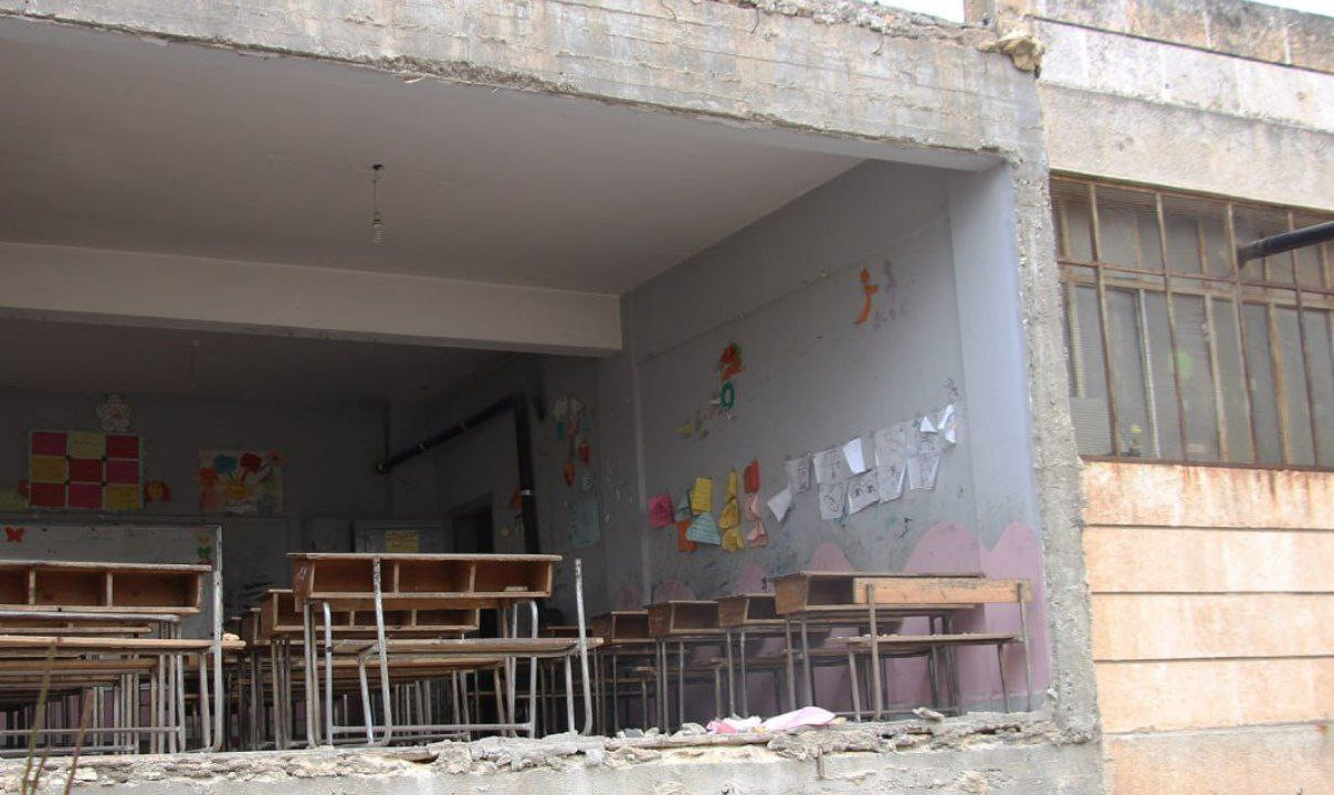 إخلاء مدرستين تضررتا بالزلزال...