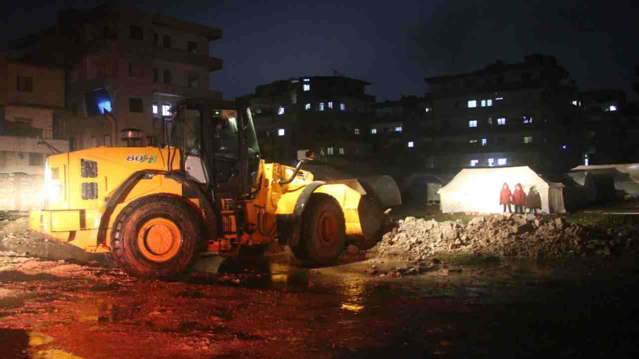 العاصفة المطرية تجتاح عشرات ال...