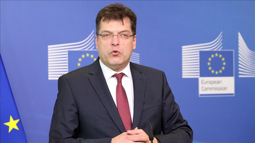 "مفوض أوروبي": السوريون تأثروا...