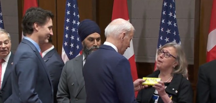 مسؤولة كندية تهدي الرئيس الأمر...