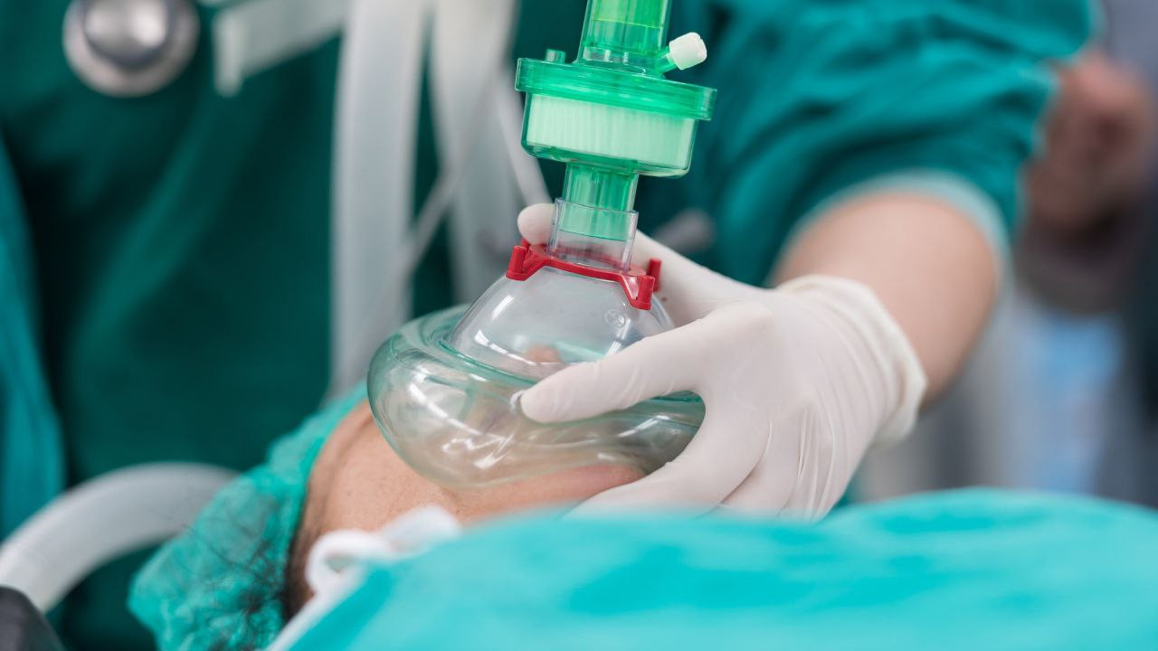 رئيس العناية المشددة بمشفى الر...