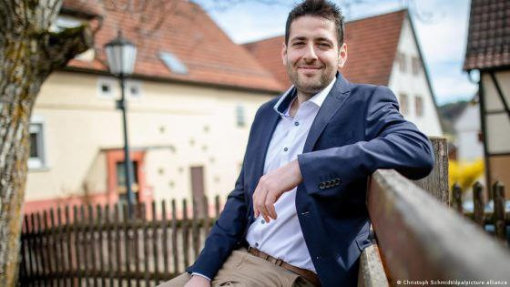 بعمر الـ 29.. لاجئ سوري عمدة ف...