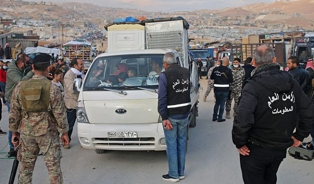 الأمن اللبناني يسلم الشابين "ن...