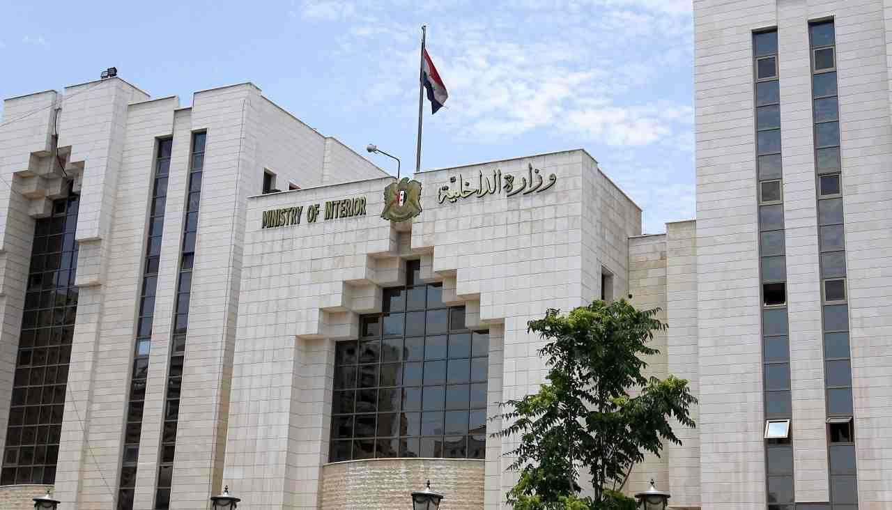 النظام يعتقل سيدة بتهمة التعام...