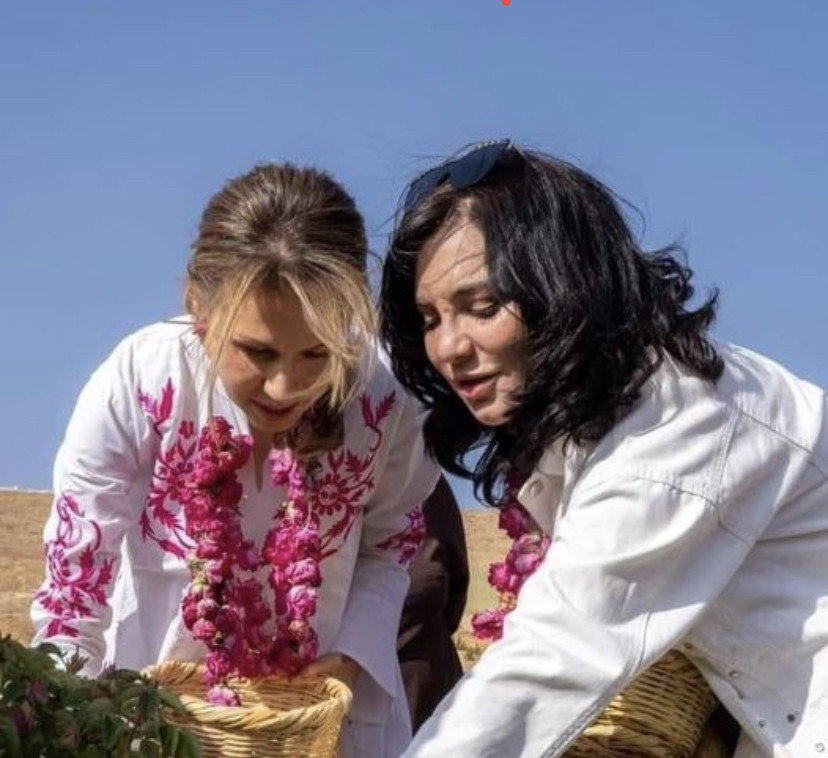 "أسماء الأخرس" و"سلاف فواخرجي" تقطفان الوردة الشامية وسوريون يعلقون: انحلت أزمتنا