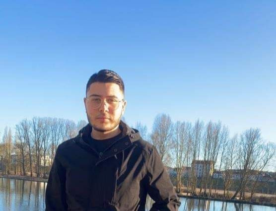 لاجئ سوري يُنقذ سيدة فرنسية من...