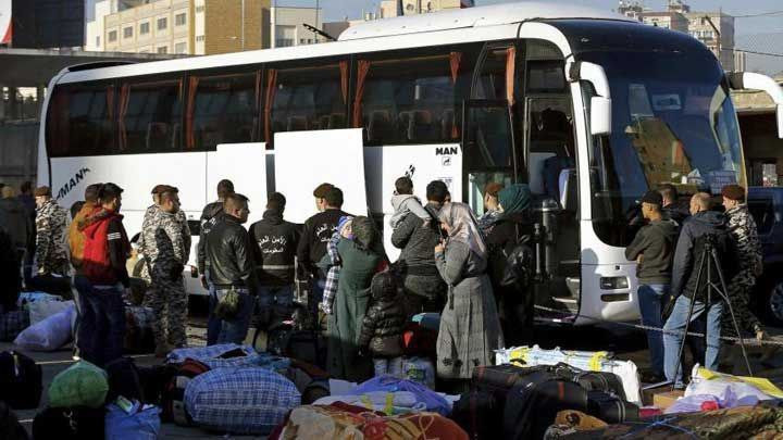 بينهم ضابط منشق ومعتقلون في سج...