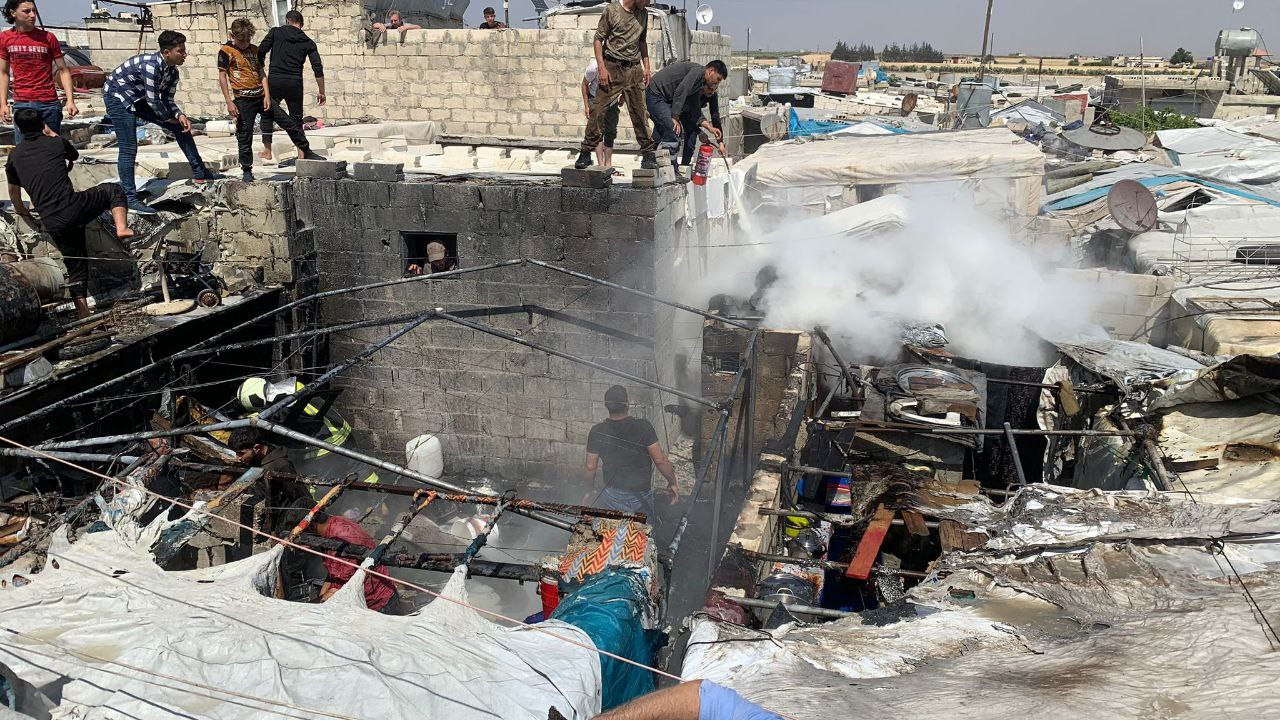 أضرار مادية بحريق في مخيم "الس...