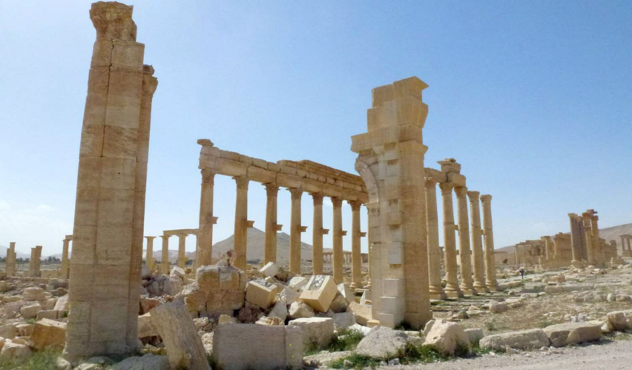 فريق روسي يتولى ترميم قوس النص...