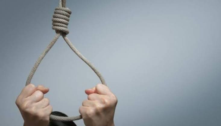 ثلاثة أشخاص ينهون حياتهم في يو...