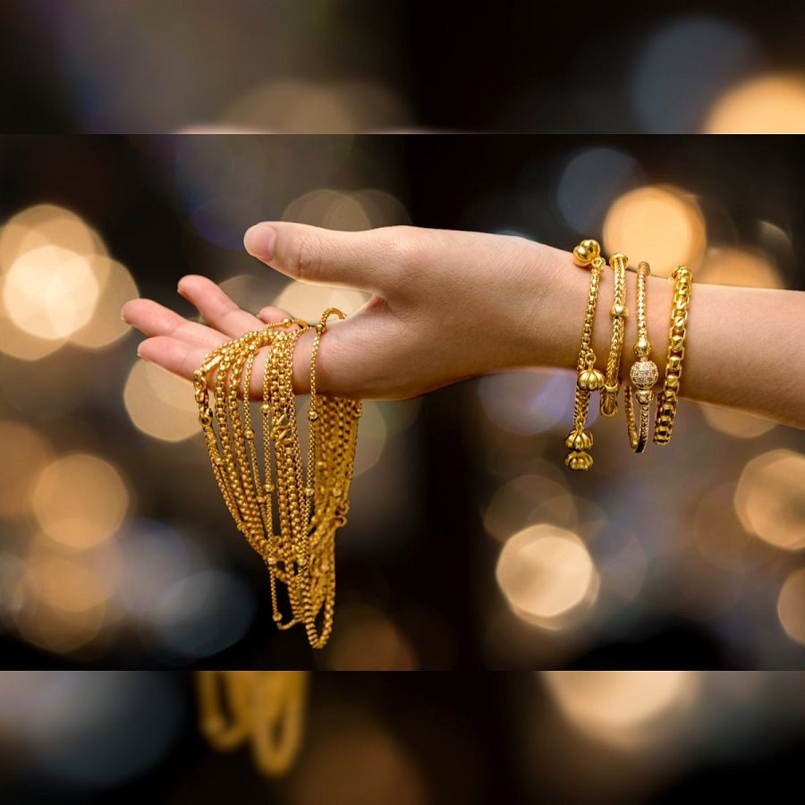 انخفاض في سعر الذهب بنحو 15 أل...