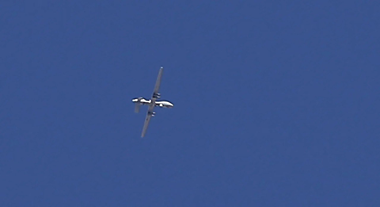 مقاتلة روسية تعترض مسيرات أمري...