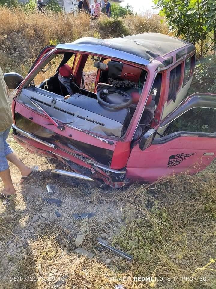 إصابة 13 شخصا بتدهور حافلة في...