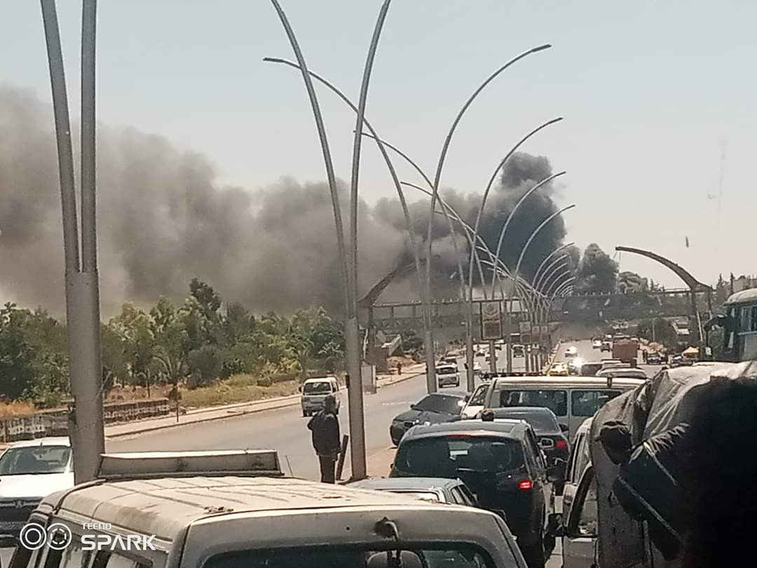 حريق ضخم يلتهم محلات تجارية في...