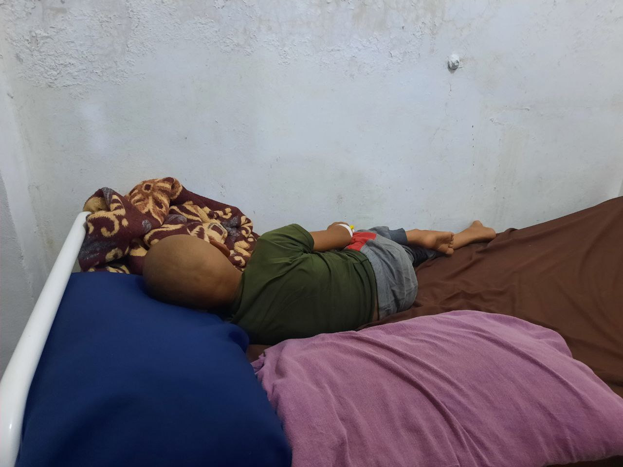 الطفلان "عمر" و"يزن" وخلفهما أ...