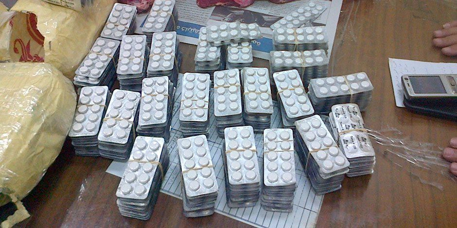 بيع الأدوية على البسطات في وسط...