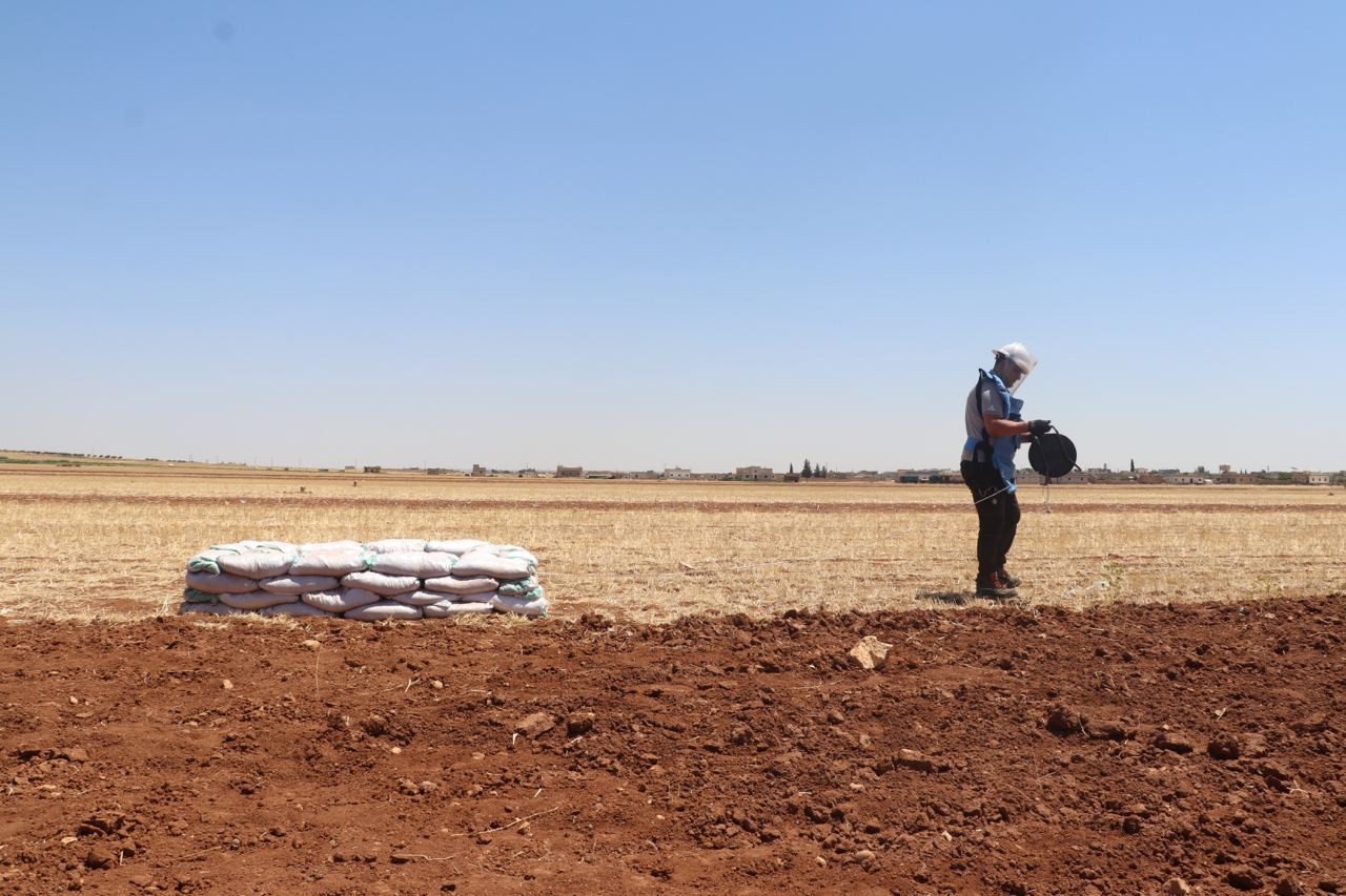 الدفاع المدني يتلف 11 ذخيرة غي...