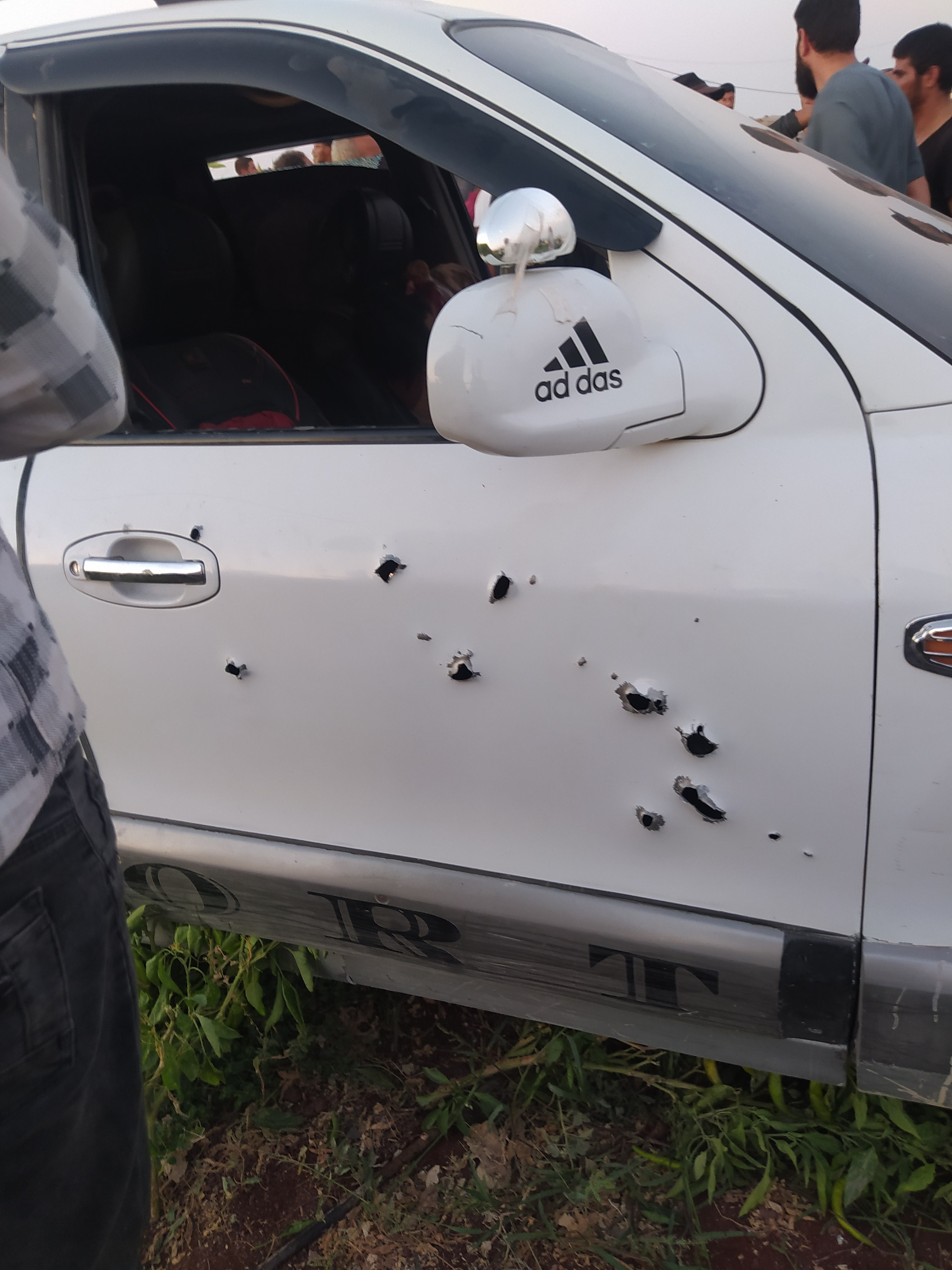 أمام أعين الناس.. اغتيال شاب ف...