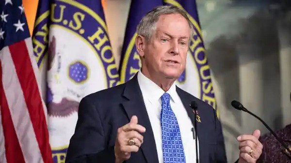 سيناتور أمريكي يشيد بالمظاهرات...