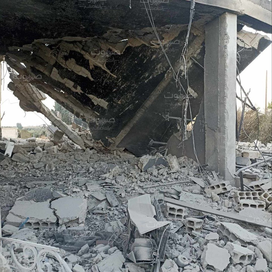 الأهالي يحرقون منزل عميل للمخا...