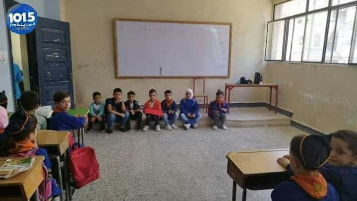 توزيع كتب مهترئة وطلاب يجلسون...