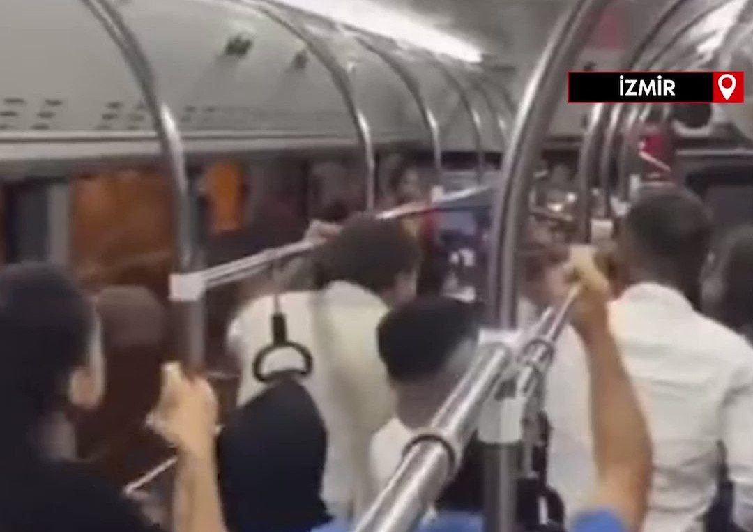 أتراك يهاجمون نساء سوريات مع أ...