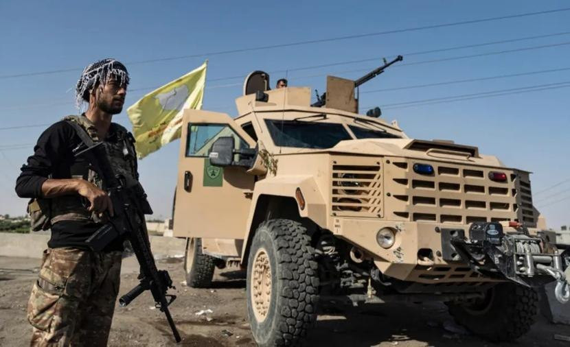 سوريون يطالبون التحالف الدولي...