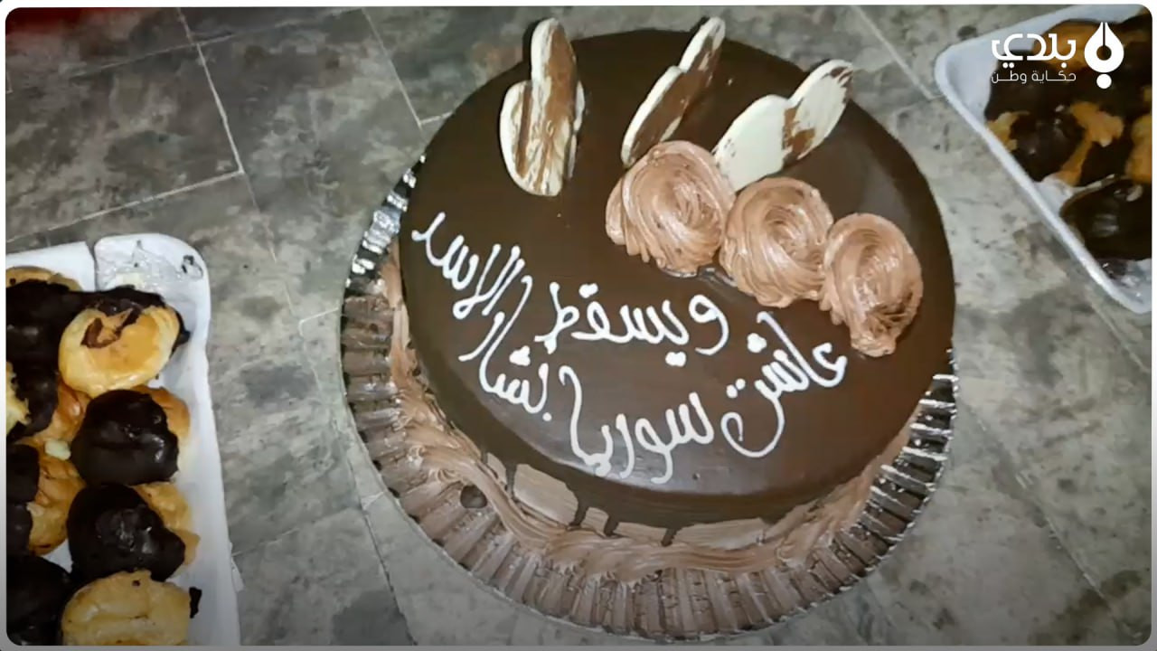 متظاهر يحتفل بعيد ميلاده في سا...