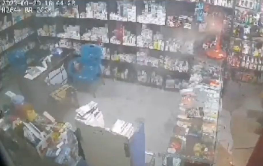 في مشهد مخزٍ.. عنصر في "الجيش...