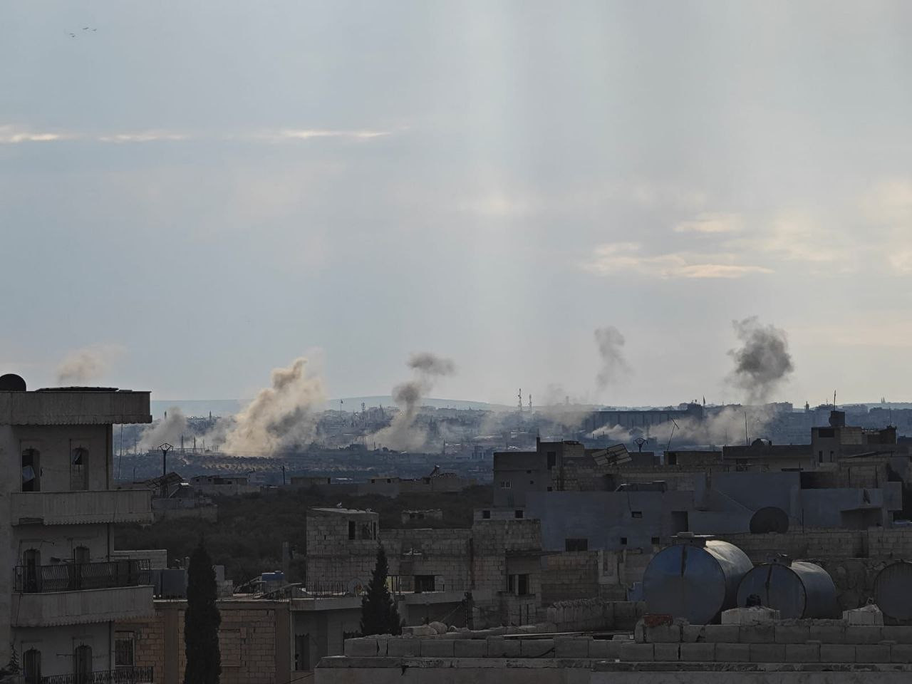 شهداء وجرحى بقصف مكثف للنظام ع...