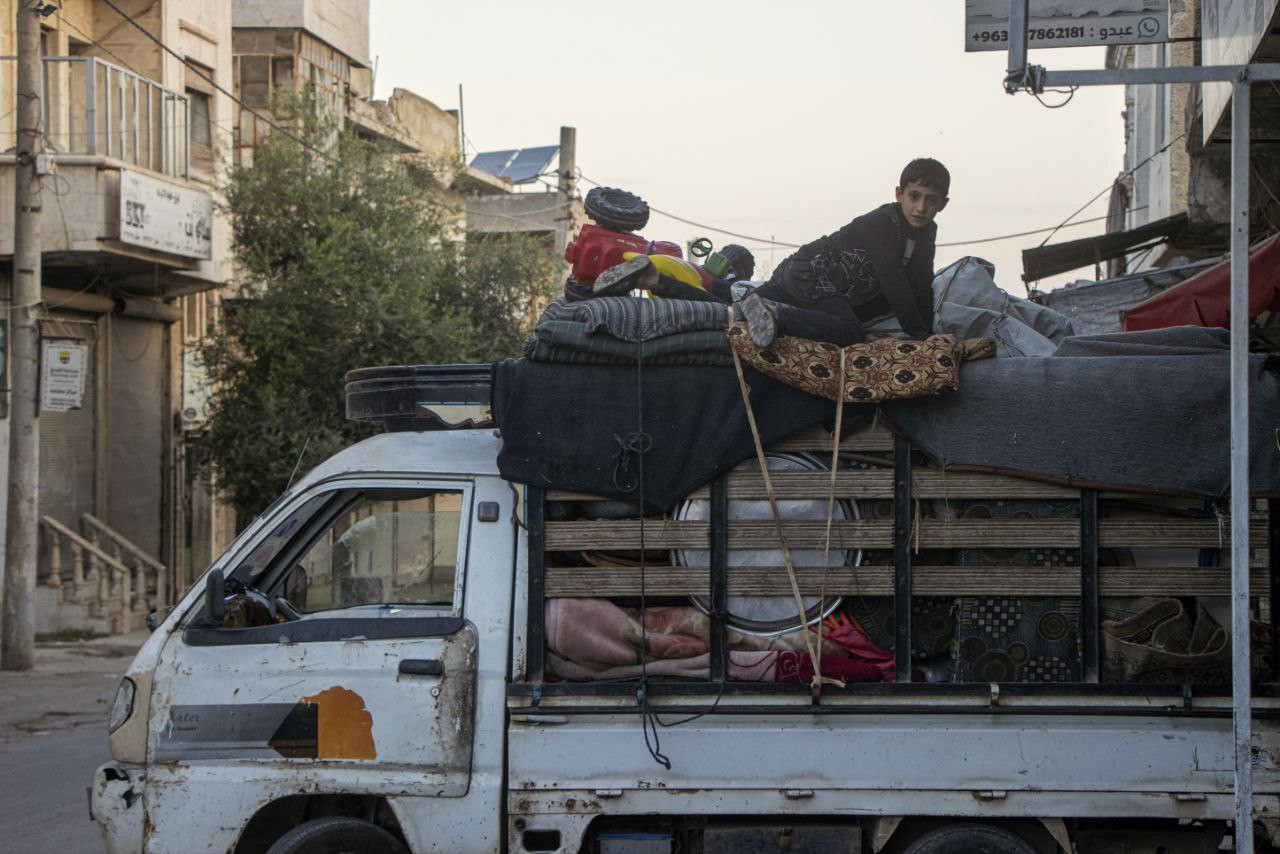 حركة نزوح لأهالي إدلب وريف حلب وحصيلة الضحايا تصل إلى 35 شهيدا